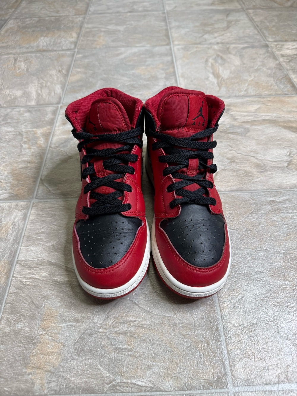 Air Jordan 1 Mid Reverse Bred GS Boys Shoe Size 5Y Red 554725-660 Preowned